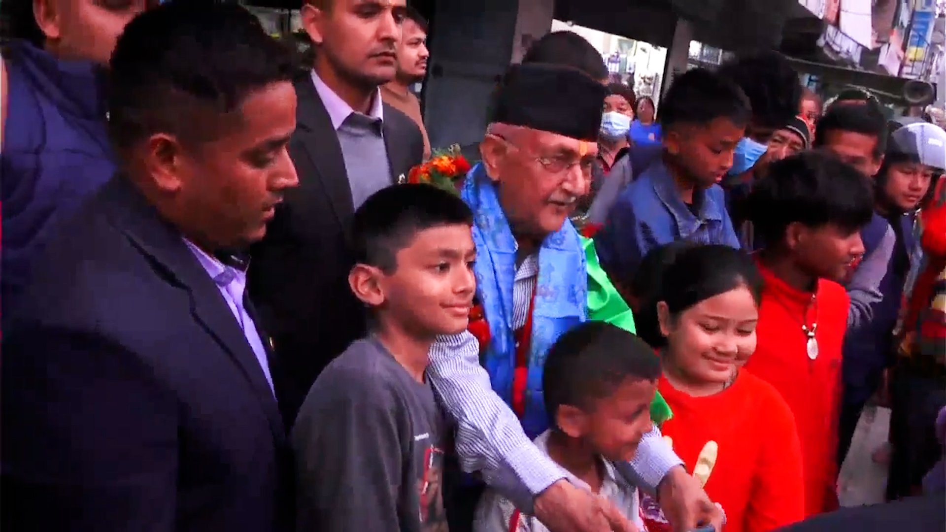 झापाली मतदाता एवम शुभेच्छुकहरुसँग साक्षात्कार गर्दै ओली