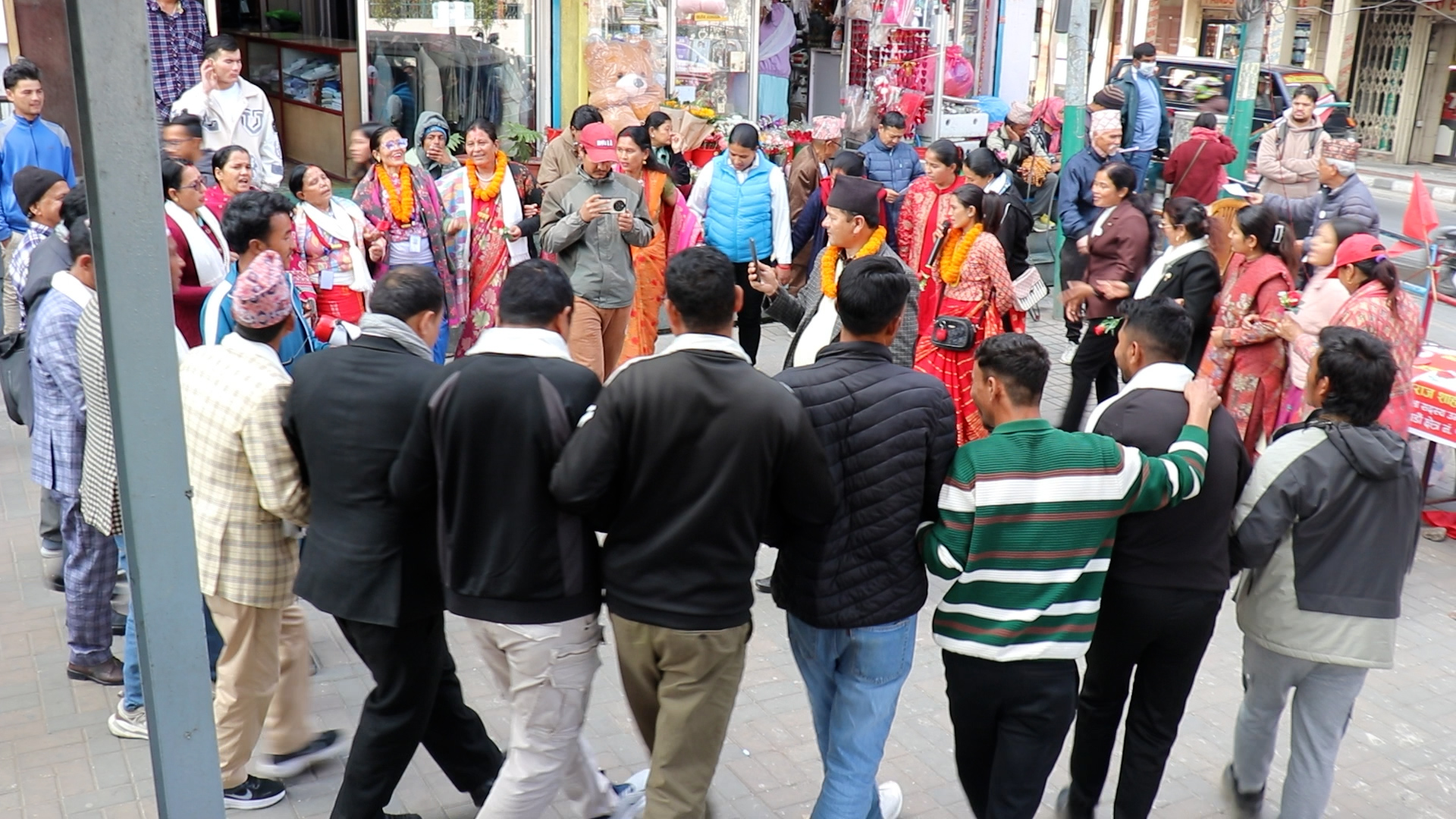 चुनावको नौलो अभियान : गुलाब बोकेर देउडा गीतमा नाचगान