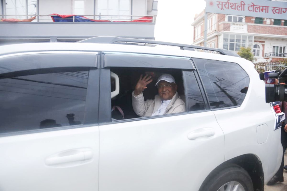 ओली पक्राउविरुद्ध एमालेले कानुनी लडाइँ लड्ने