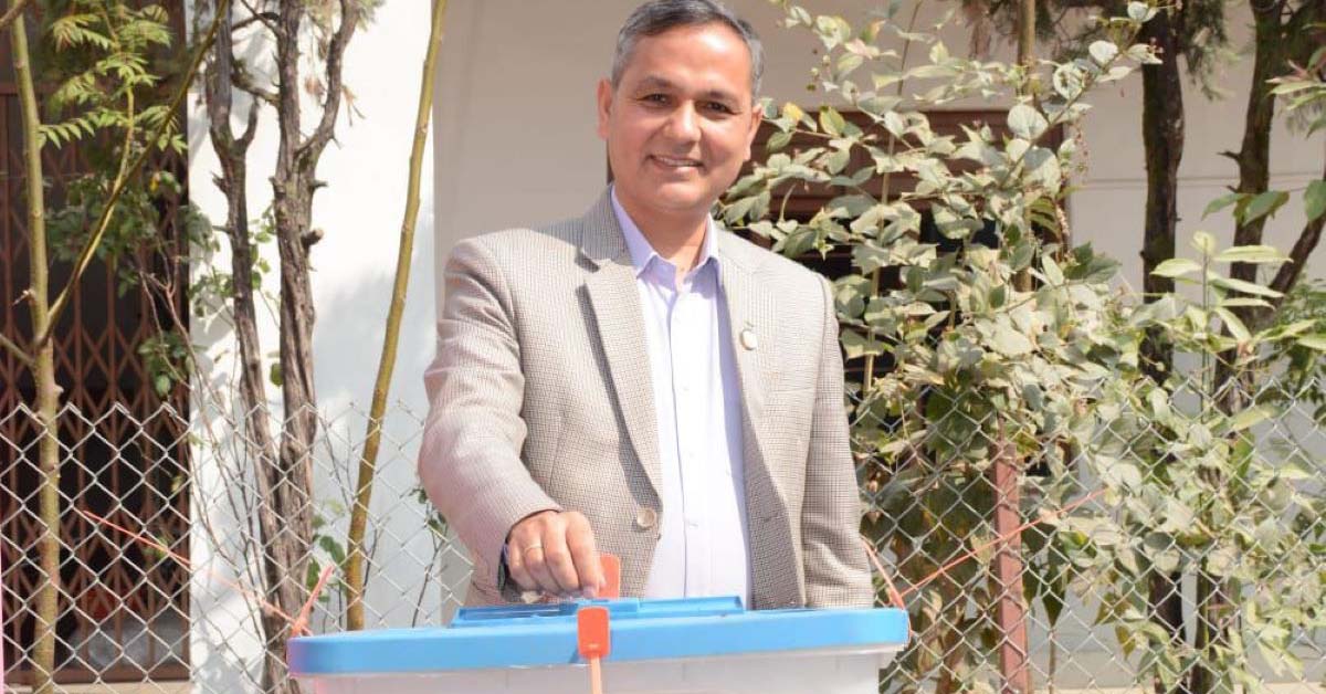 गृहमन्त्री अर्यालद्वारा मतदान