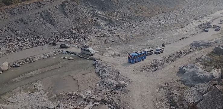 बिपी राजमार्गमा जोखिमपूर्ण यात्रा: रोशी खोलाको अस्थायी कच्ची सडकले बढायो दुर्घटनाको जोखिम