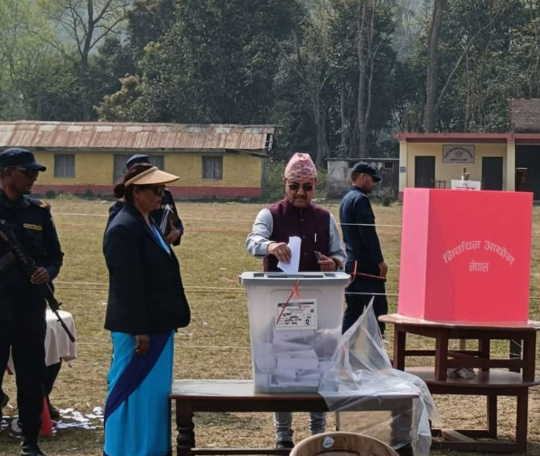 कांग्रेसका पूर्वकार्यवहाक सभापति खड्काले गरे मतदान