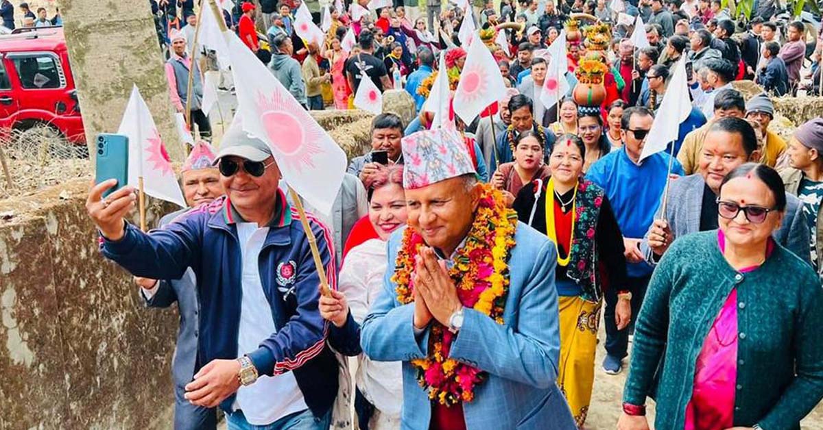 दाङ–२ मा प्रतिष्पर्धीलाई पछिपार्दै शंकर पोखरेलकाे घरदैलाे अभियान