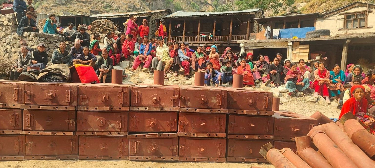 भान्सामा हुने धुँवा न्युनिकरण गर्न सुधारिएको चुलो वितरण