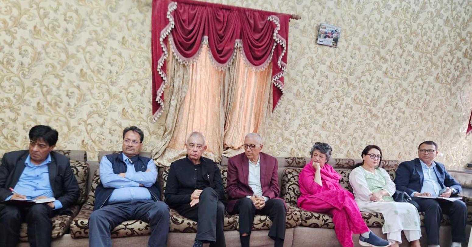 बुद्धिजीवी र कांग्रेस नेतासँग शेखरले गरे छलफल