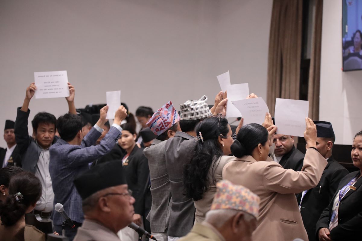 प्रतिनिधिसभामा पर्चा बोकेर श्रम संस्कृति पार्टीको विरोध प्रदर्शन, मर्यादित हुन सभामुखको निर्देशन