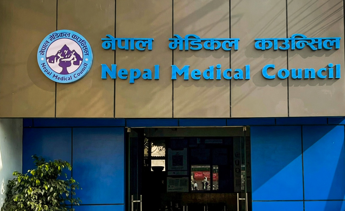 अवैध रूपमा ‘डाक्टर’ उपाधि प्रयोग गरे कारबाही हुने