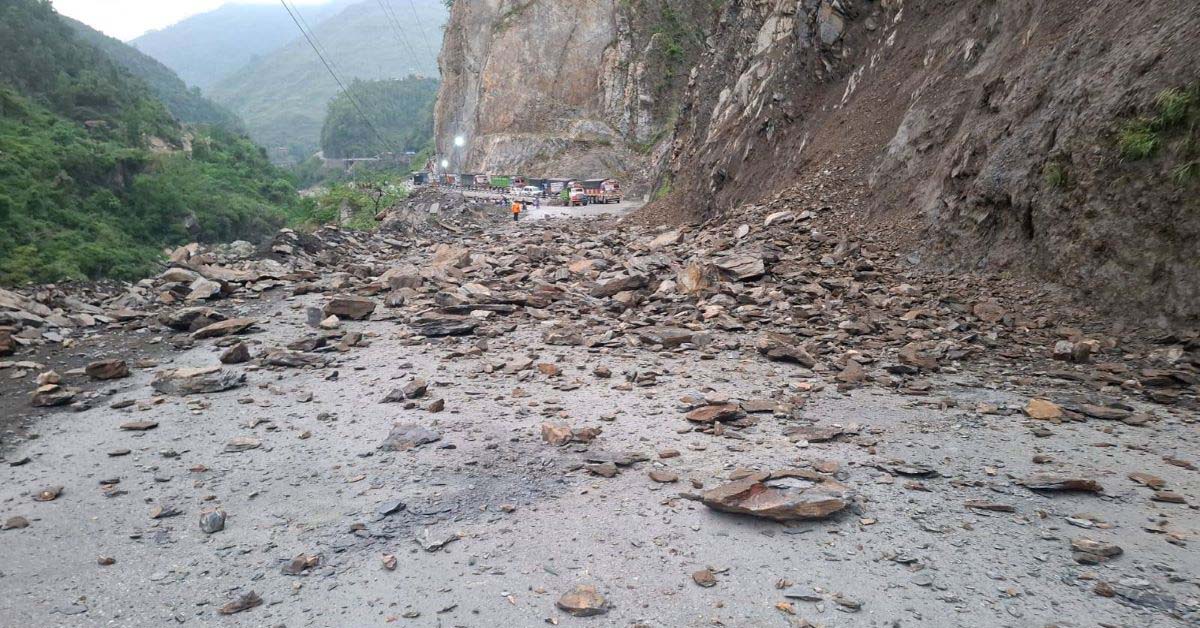पहिरो खस्दा महाकाली राजमार्ग अवरुद्ध, यातायात प्रभावित