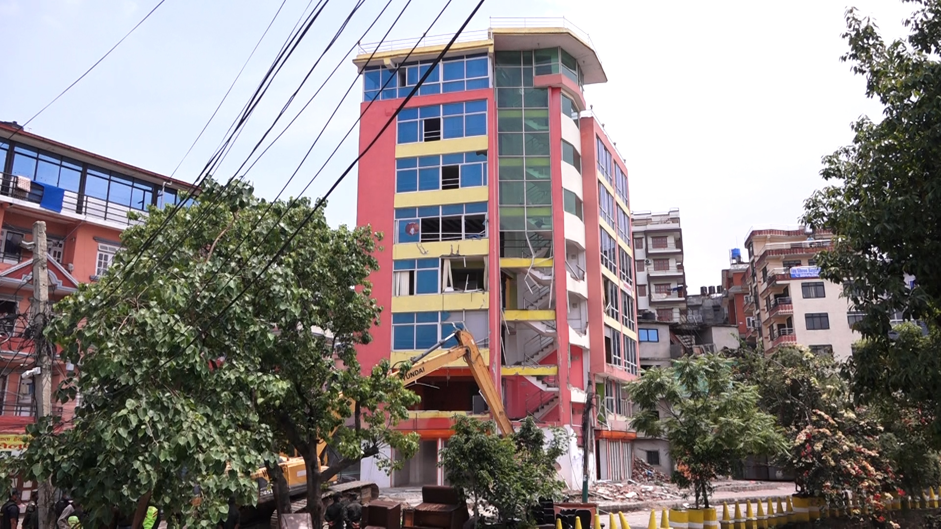 अनामनगर धोवीखोला किनारमा रहेको साततले भवनमा डोजर चल्यो