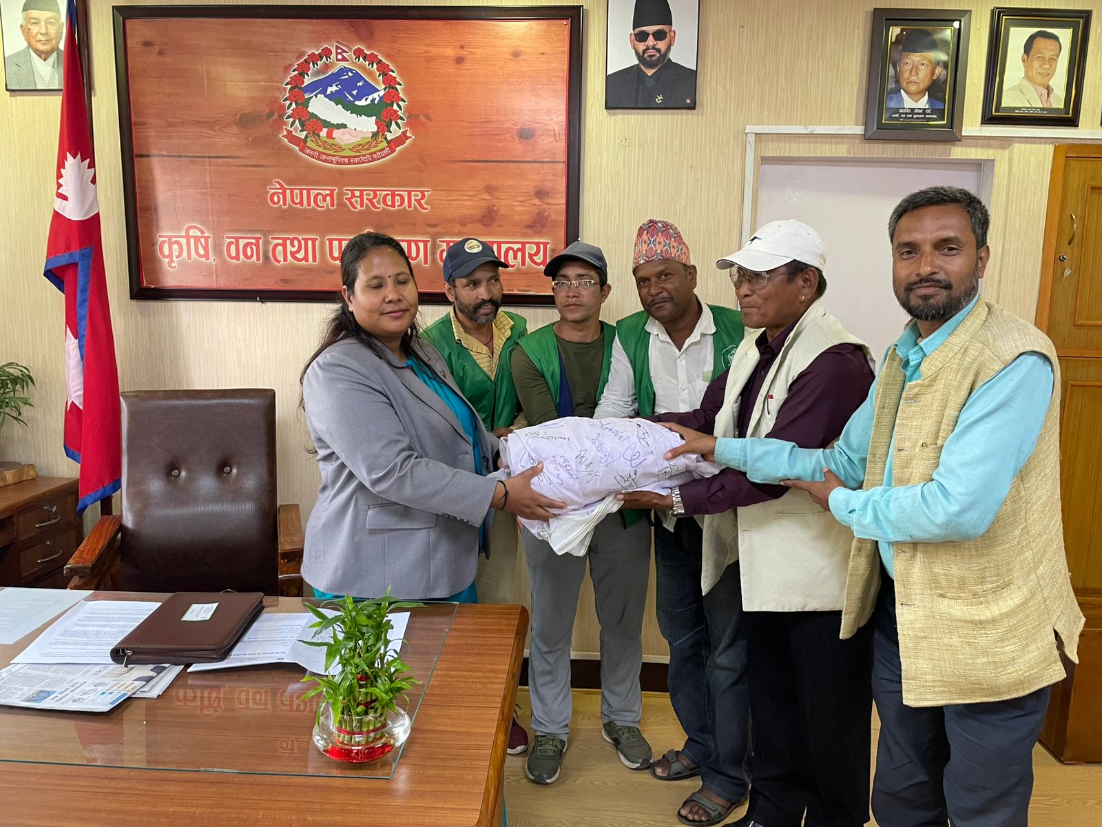 चुरे संरक्षणका लागि मेची–महाकाली अभियानको हस्ताक्षर मन्त्रीलाई बुझाइयो