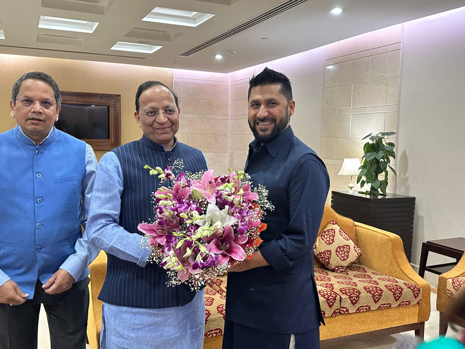 सभापति रवि लामिछानेले भाजपा अध्यक्ष नितिन नवीनलाई दिए दर्जनौं उपहार