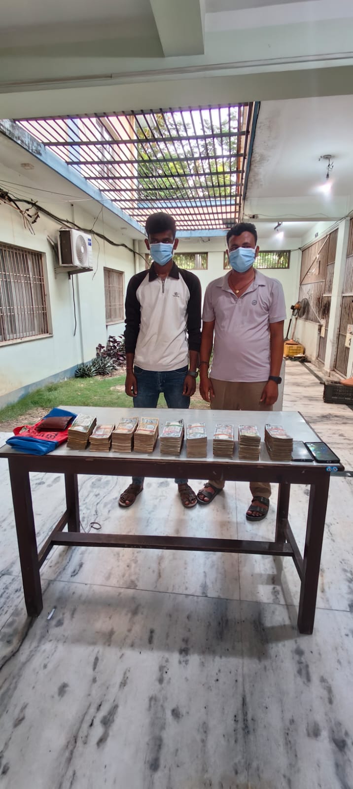 सर्लाहीमा स्रोत नखुलेको ३२ लाख रुपैयाँसहित दुई जना पक्राउ