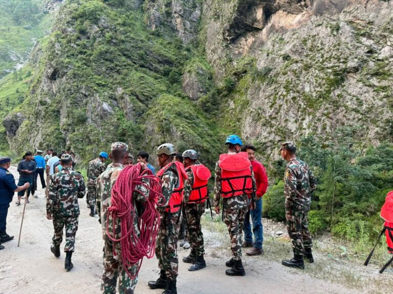 भोटेकोसीमा खसेको गाडी र चालकको खोजी जारी, गृहमन्त्री घटनास्थलमा