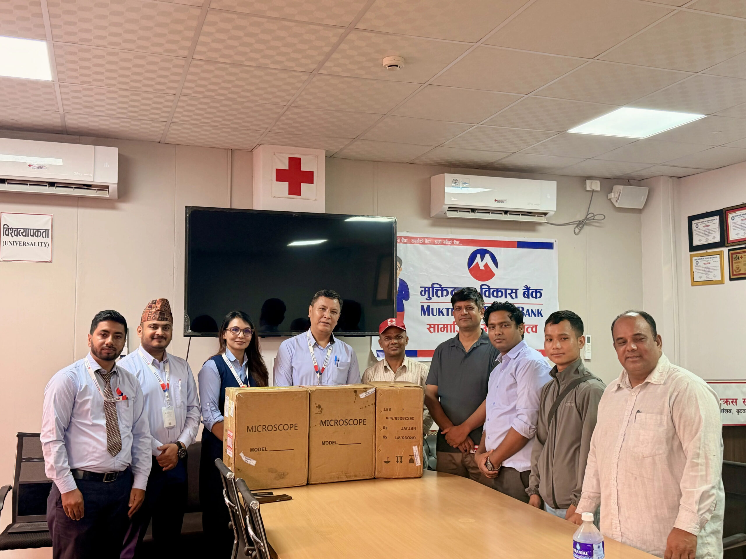मुक्तिनाथ विकास बैंकद्वारा नेपाल रेडक्रस लुम्बिनी प्रदेशलाई ३ थान जैविक सूक्ष्मदर्शी हस्तान्तरण
