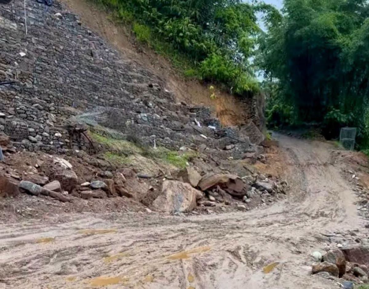 मेची राजमार्गको राजदुवाली खण्ड भासिँदा यातायात पूर्ण अवरुद्ध, पूर्वी पहाडको सडक सम्पर्क विच्छेद