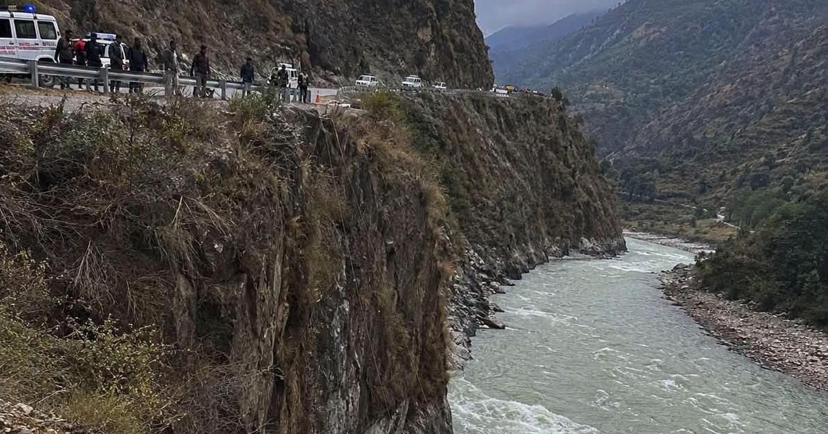 कर्णाली नदीमा बेपत्ता गाडी र यात्रुको खोजी गर्न गोताखोर टोली परिचालन