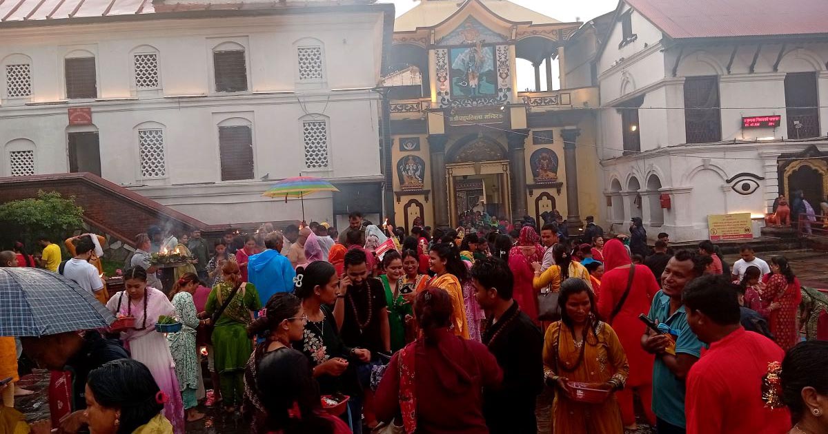 साउनको दोस्रो सोमबार : पशुपतिनाथमा बिहानैदेखि भक्तजनको लर्काे