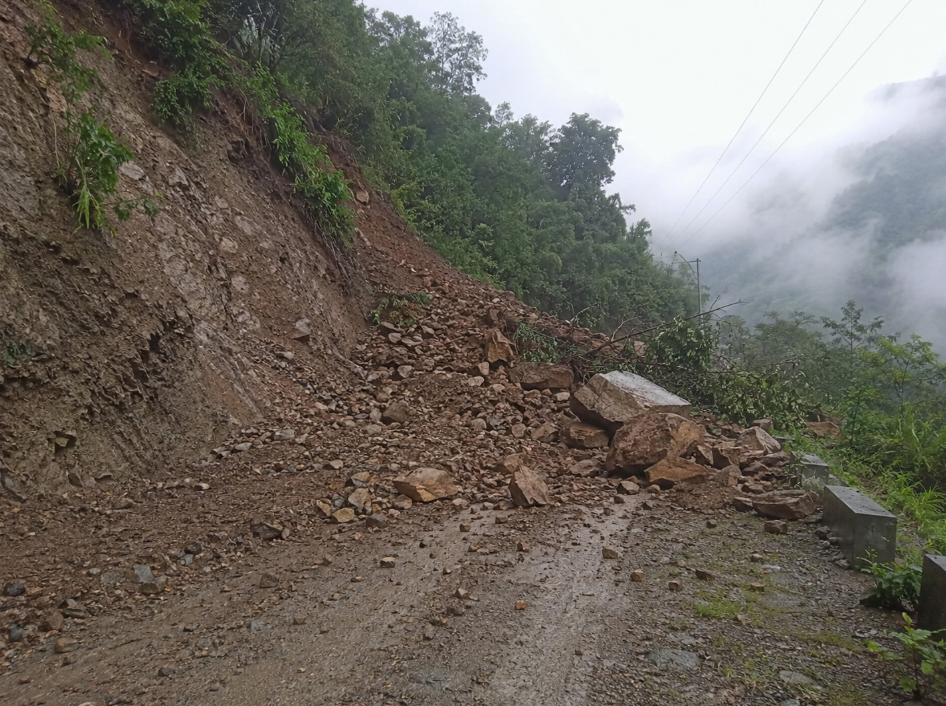 देशका विभिन्न मुख्य राजमार्गहरू पूर्ण रूपमा अवरुद्ध (विवरणसहित)
