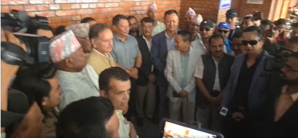 देउवाको स्वागतका लागि विमानस्थलमा कांग्रेस नेता- कार्यकर्ताको भीड, तीन स्थानमा स्वागतको तयारी