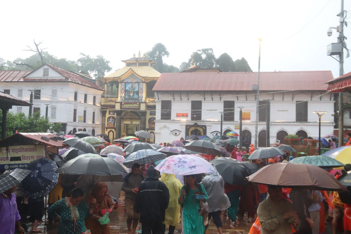 पशुपतिनाथमा दर्शनार्थीको ओइरो, बिहानैदेखि लामो लाइन