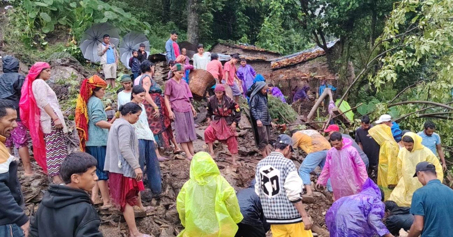 बाजुरामा पहिरोले दुई घर पुरिँदा एक जना बेपत्ता, दुई घाइते