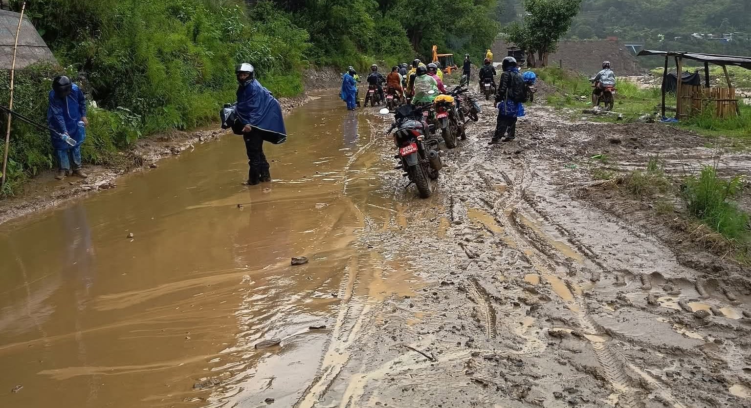 वर्षासँगै देशका ७ सडकखण्ड अवरुद्ध