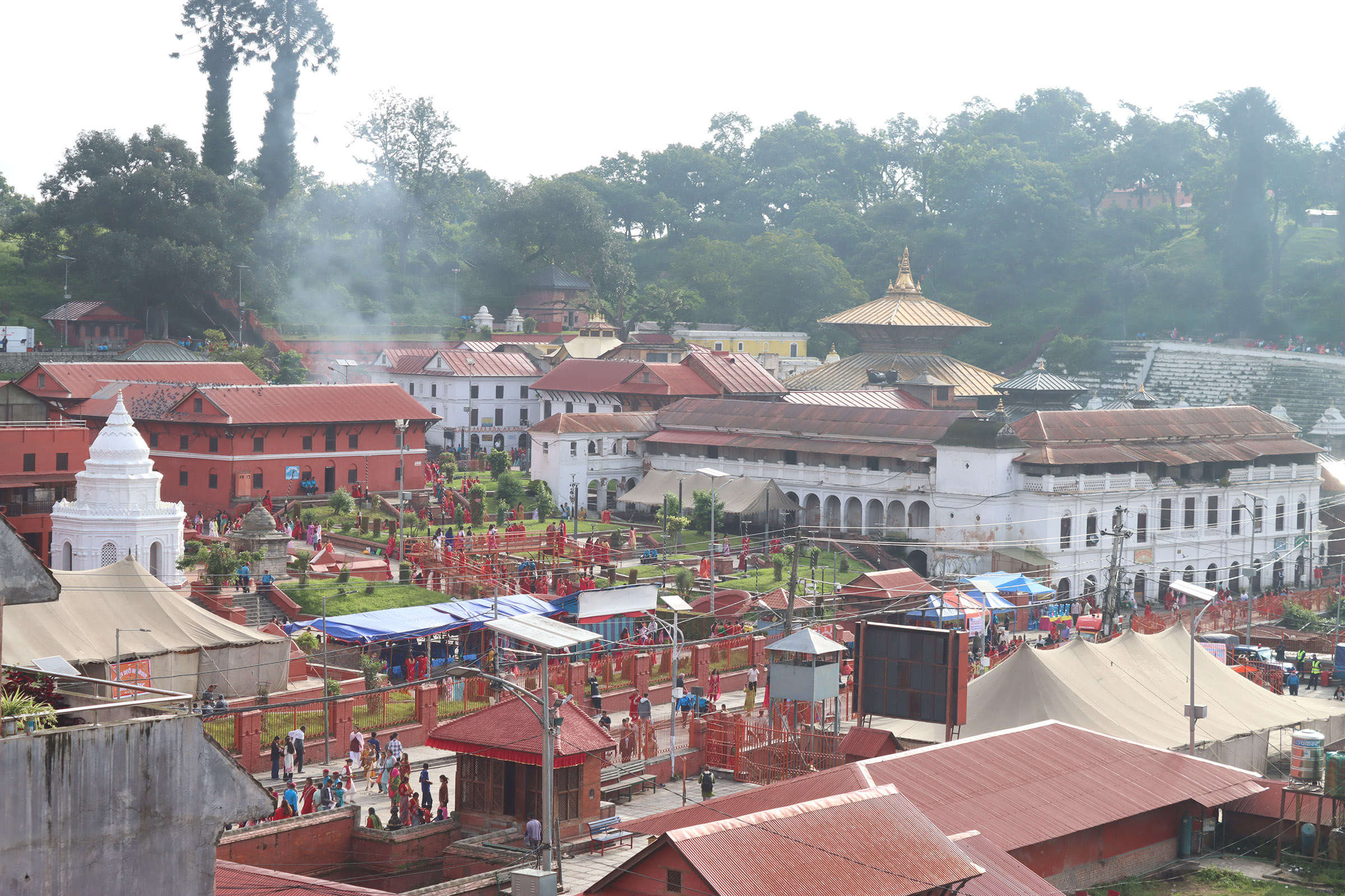 पशुपतिनाथमा तिजको रौनक, बिहानैदेखि पूजाआराधनाका लागि भक्तजनको घुइँचो