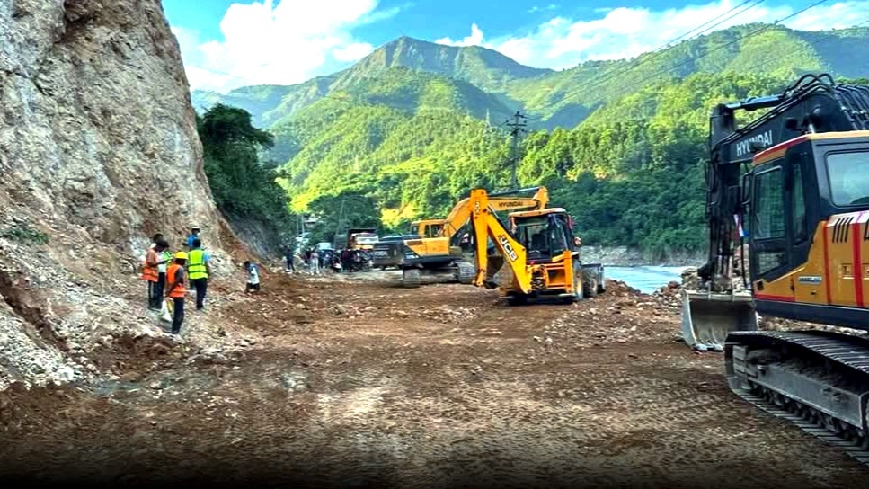 २१ पटक विस्फोटपछि पृथ्वी राजमार्ग दुईतर्फी सञ्चालनमा