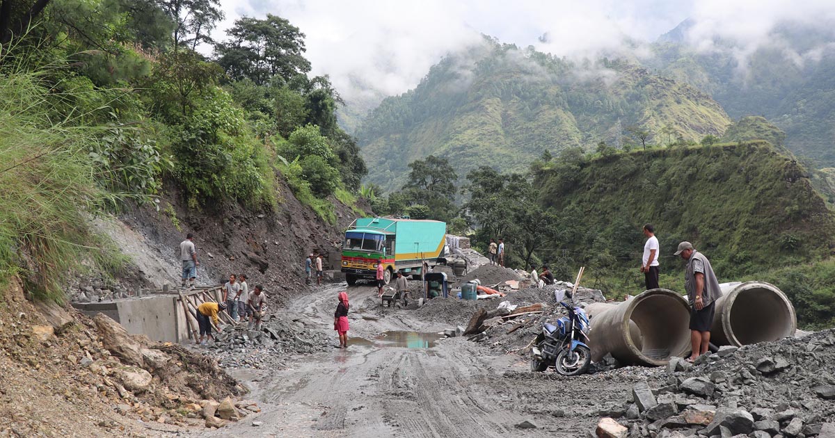बेनी–जोमसोम सडकका पहिरो प्रभावित क्षेत्रमा स्तरोन्नति तीव्र
