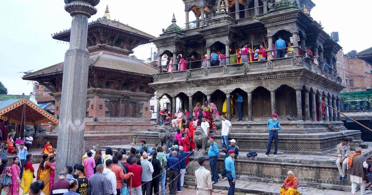 पाटनको कृष्ण मन्दिरमा भक्तजनको घुइँचो