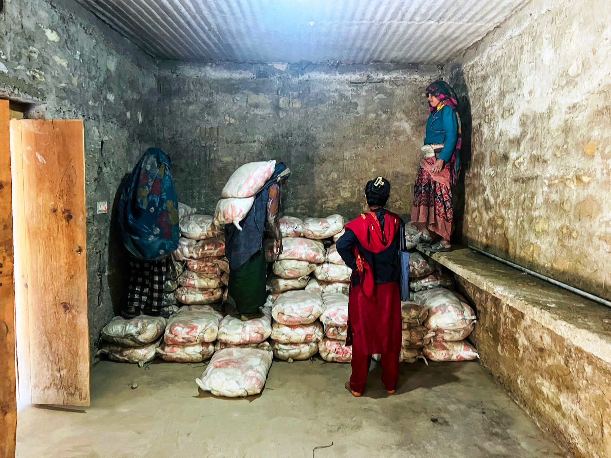 आयोडिनयुक्त नुन मुगुको सदरमुकाममा ढुवानी