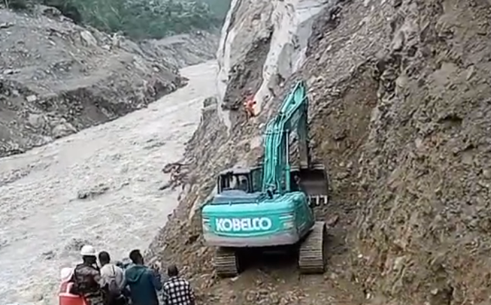 चिलिमे टनेलमा अर्को एक्स्काभेटर, काम धमाधम