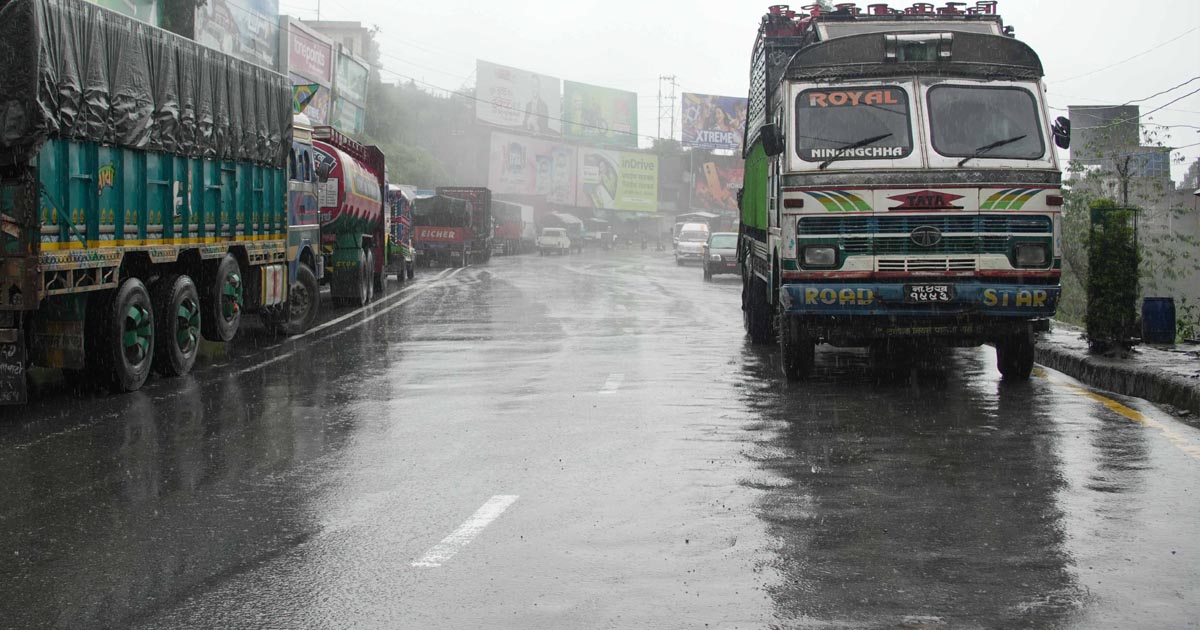 अविरल वर्षाले देशका विभिन्न सडक अवरुद्ध, पृथ्वी र बीपी राजमार्ग ठप्प