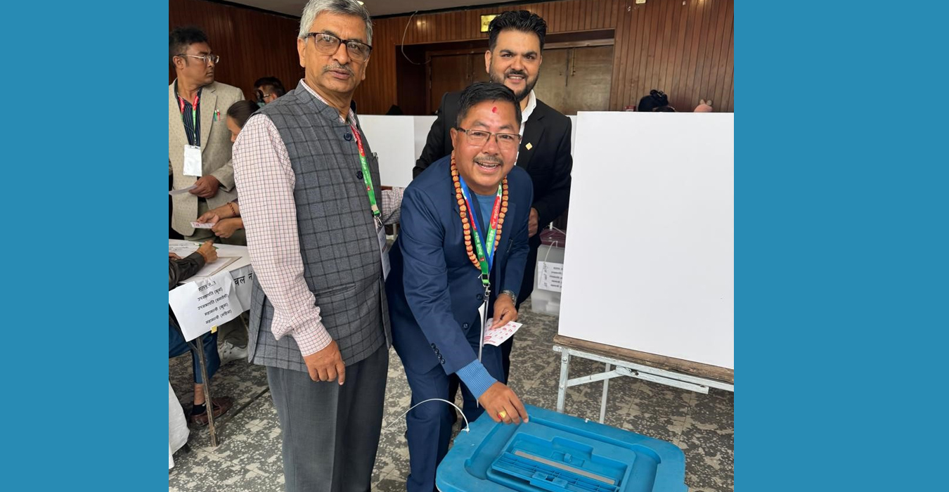 सभापतिका उम्मेदवार श्यामकृष्ण खड्गीले गरे मतदान