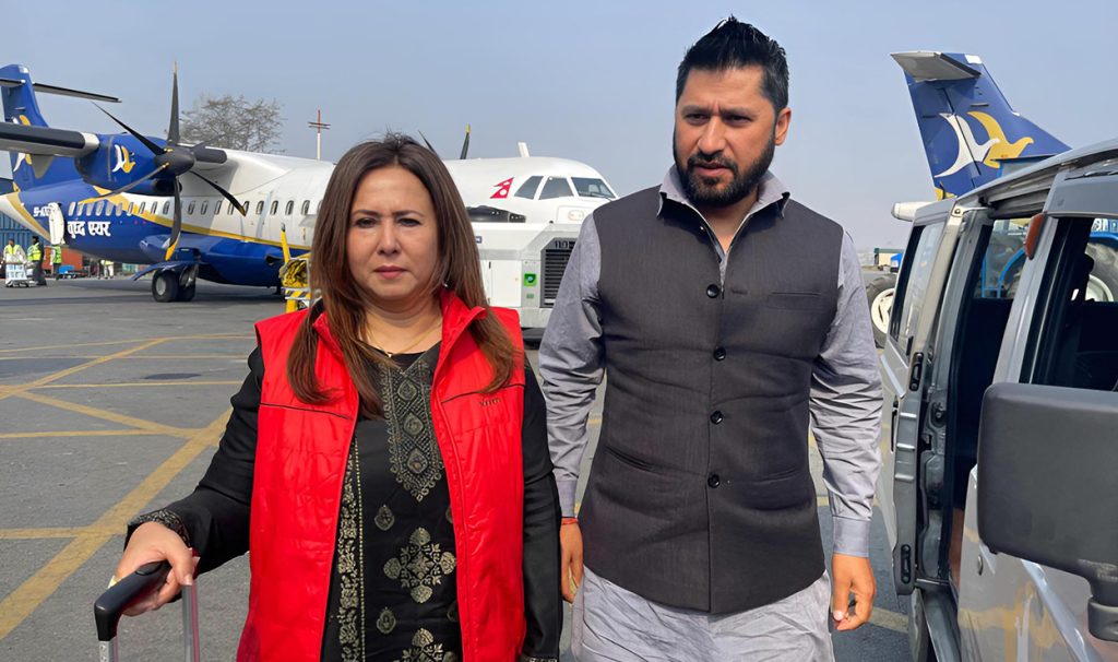 पत्नी निकितासहित रवि लामिछाने भारत प्रस्थान