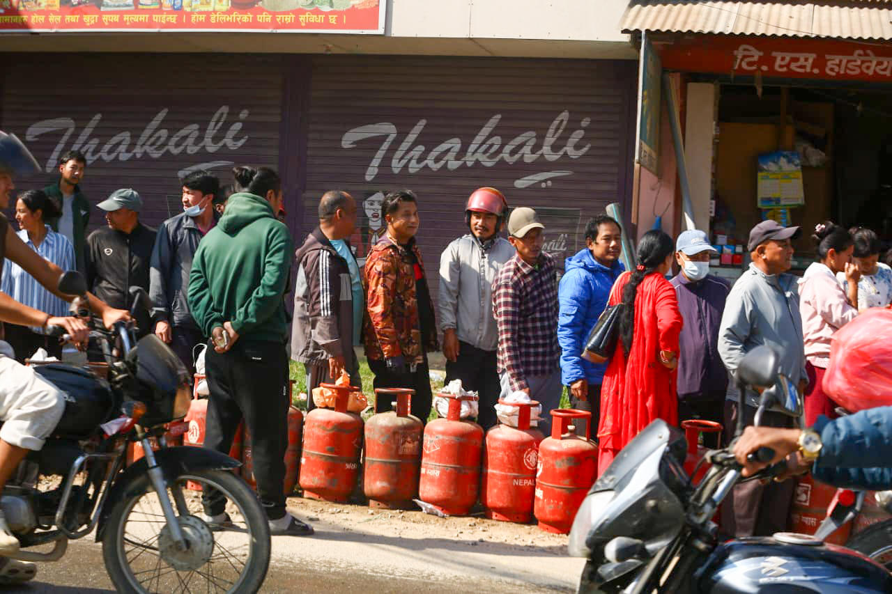 चाडबाड नजिकिँदै गर्दा ग्यास अभावले सर्वसाधारण सास्तीमा (तस्बिरहरु)