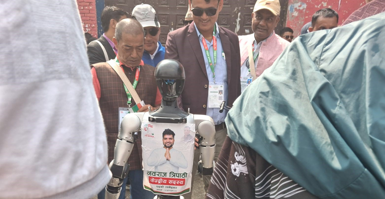 भोट माग्न नवराज त्रिपाठीले प्रयोगमा ल्याए रोबोट 